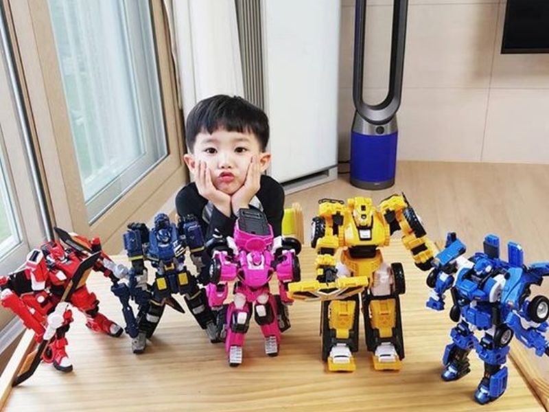 Đồ chơi tặng sinh nhật bé trai kỷ niệm
